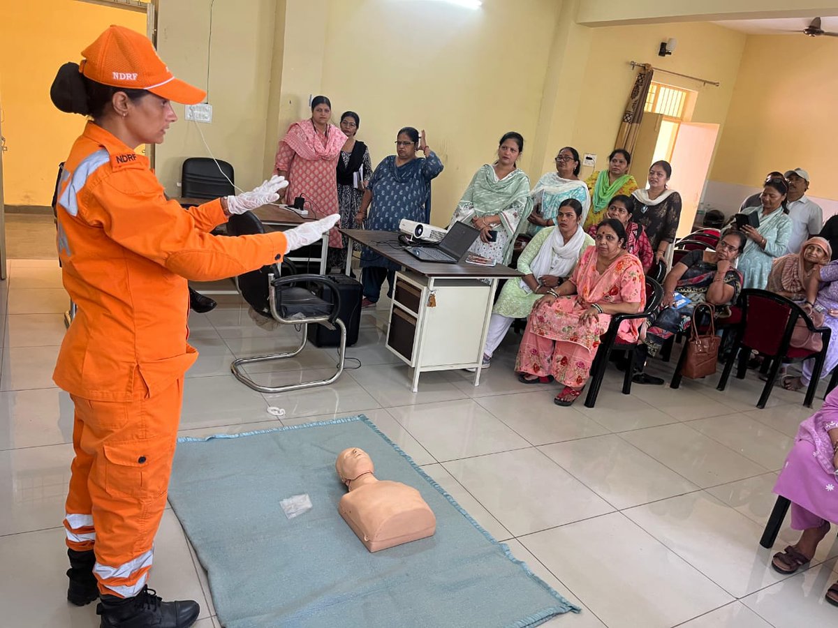 08NDRF's tweet image. 8Th NDRF x DIET Muradnagar 
Future educators, future responders
Today’s #CommunityAwarenessProgram empowered trainee teachers with life-saving skills, mock drills &amp;amp; bilingual outreach.
Together, we build a resilient India 🇮🇳
#NDRF #SafeSchools #MuradnagarCAP #DisasterPreparedness