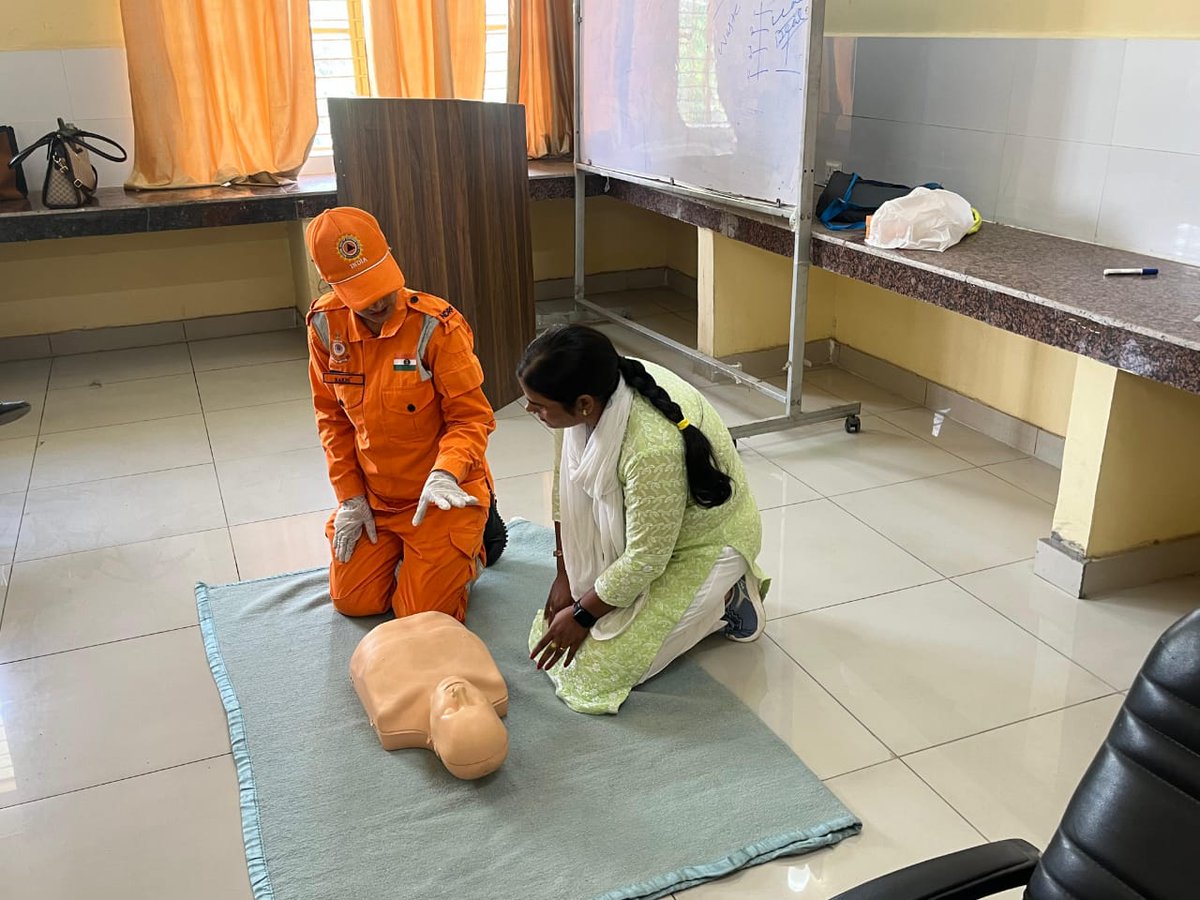 08NDRF's tweet image. 8Th NDRF x DIET Muradnagar 
Future educators, future responders
Today’s #CommunityAwarenessProgram empowered trainee teachers with life-saving skills, mock drills &amp;amp; bilingual outreach.
Together, we build a resilient India 🇮🇳
#NDRF #SafeSchools #MuradnagarCAP #DisasterPreparedness
