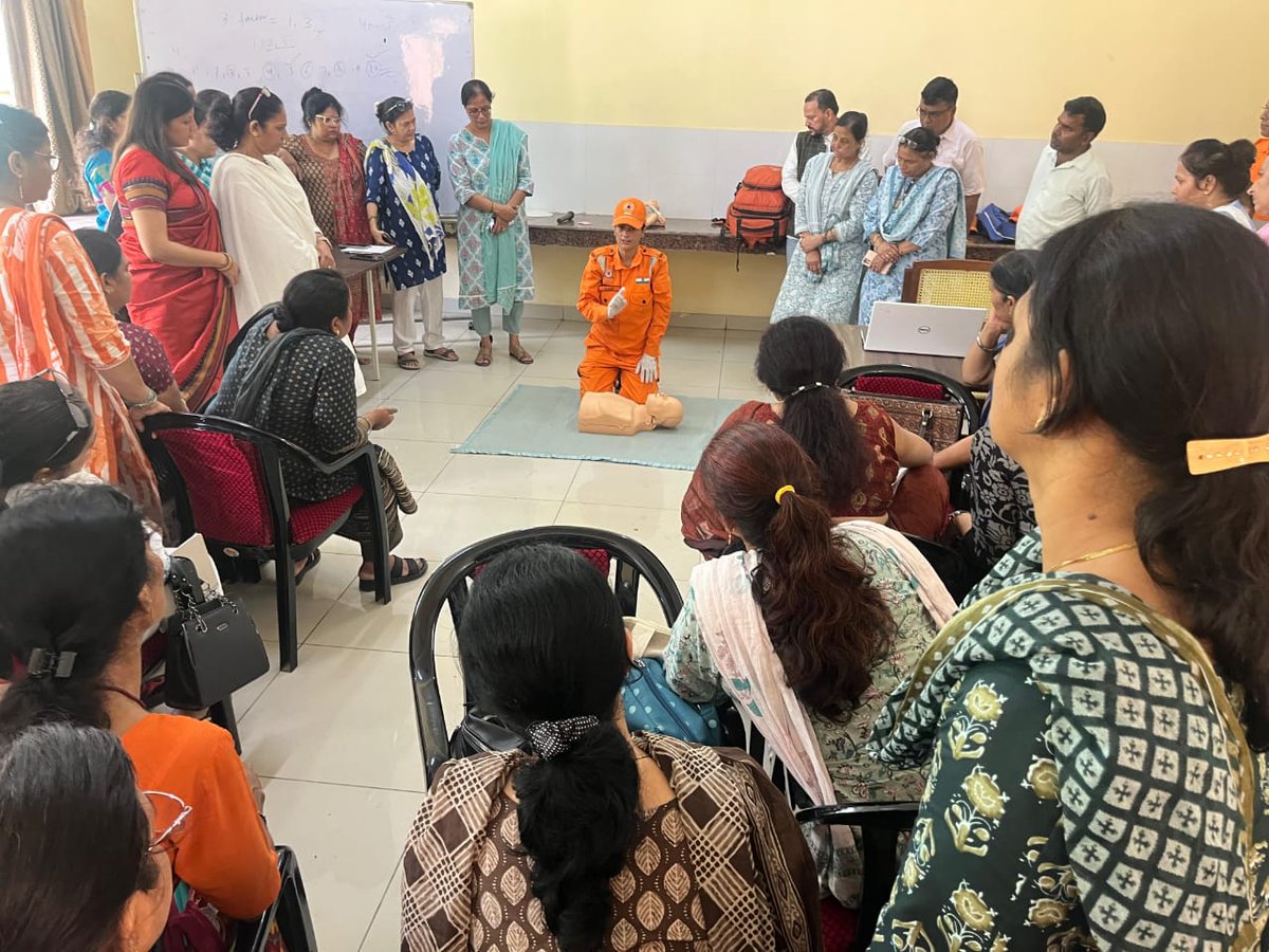 08NDRF's tweet image. 8Th NDRF x DIET Muradnagar 
Future educators, future responders
Today’s #CommunityAwarenessProgram empowered trainee teachers with life-saving skills, mock drills &amp;amp; bilingual outreach.
Together, we build a resilient India 🇮🇳
#NDRF #SafeSchools #MuradnagarCAP #DisasterPreparedness