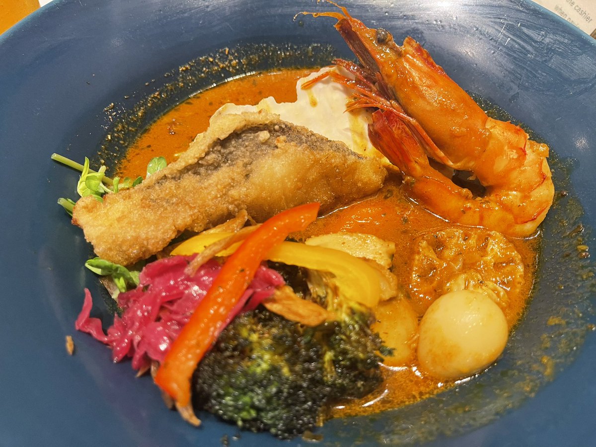 tonosama2020's tweet photo. 『ブイヤベースのシーフード』
先日感動したガラクの姉妹店。
海と山、和の出汁カレーを選択できるためメニューが非常に悩ましい…
海鮮カレーはタラのフライやホタテ、エビはもちろんだが、出汁カレーがしみた素揚げ野菜が美味すぎる！さらにザンギをつけつけしたらもう🍺が消し飛ぶうまさ

#TREASURE https://t.co/7x4b6l1xh5