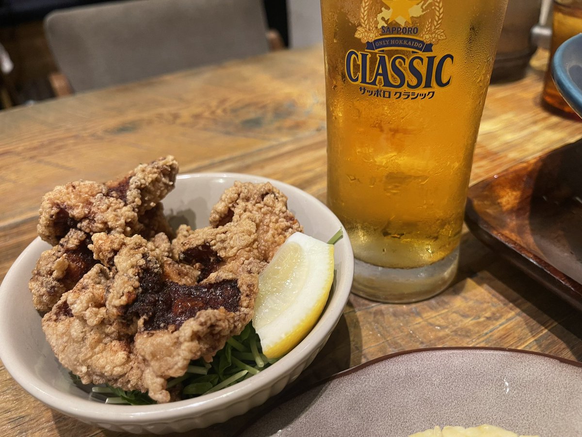 tonosama2020's tweet photo. 『ブイヤベースのシーフード』
先日感動したガラクの姉妹店。
海と山、和の出汁カレーを選択できるためメニューが非常に悩ましい…
海鮮カレーはタラのフライやホタテ、エビはもちろんだが、出汁カレーがしみた素揚げ野菜が美味すぎる！さらにザンギをつけつけしたらもう🍺が消し飛ぶうまさ

#TREASURE https://t.co/7x4b6l1xh5