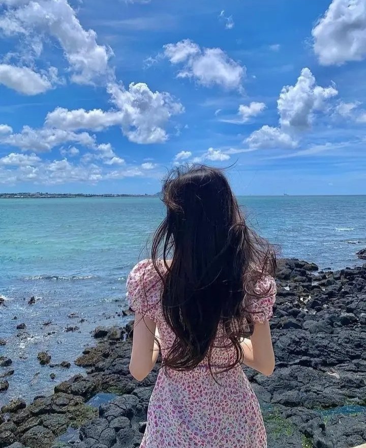 " الحب يعني أن تعطي شخص ما انتباهك كله عندما يطلبه عشرة أشخاص آخرين" 🩵🌸