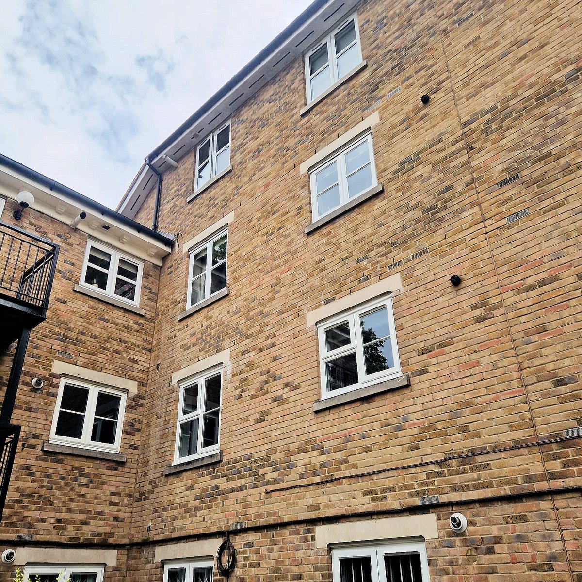 HarpWindows's tweet image. #insideview #newwindows
Rehau uPVC casement windows with single horizontal astragal bar. #verynice 👍

#newwindows #doubleglazing #flats #energyefficient #installedbyus