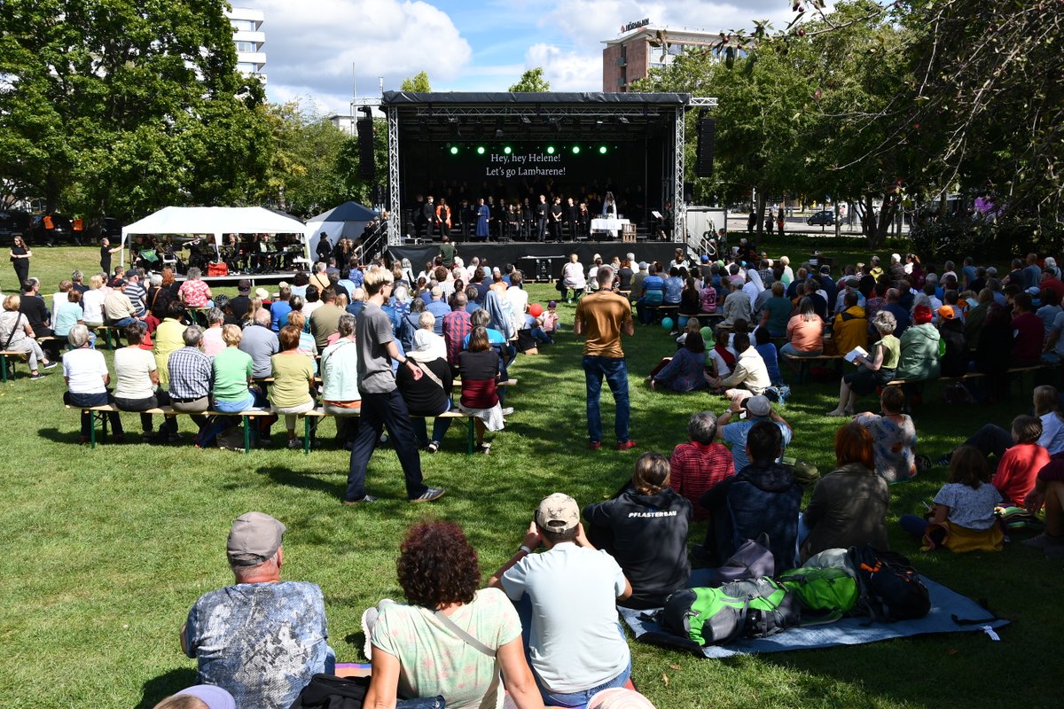 #Chemnitz  feiert heute das #Kulturkirchenfest2025!
Mit Chören, die die Innenstadt erklingen lassen!🎶
🙏 Impulse von den Bischöfen H. Timmerevers &amp; T. Bilz, kreative Aktionen &amp; lebendige Debatten.
📅 Morgen 10 Uhr: Ökumenischer Gottesdienst auf dem Neumarkt!