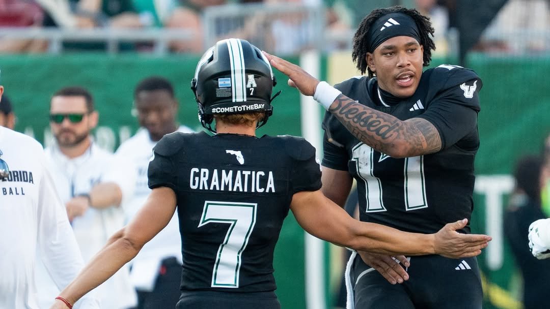Nico Gramatica y el mariscal Byrum Brown celebran en la victoria de USF ante Boise State.

Hangale zoom al casco del argentino. 🇦🇷🥲