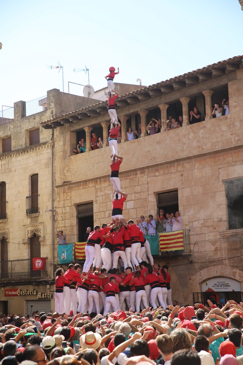 A ronda de pilars, a Sant Fèlix, descarreguem el pilar de 8 amb folre i manilles!! És el 17è consecutiu que descarreguem!! 

Signem així la MILLOR ACTUACIÓ DE LA NOSTRA HISTÒRIA!

📸 Roser Giner

#SempreTornem #SempreJoves #castells