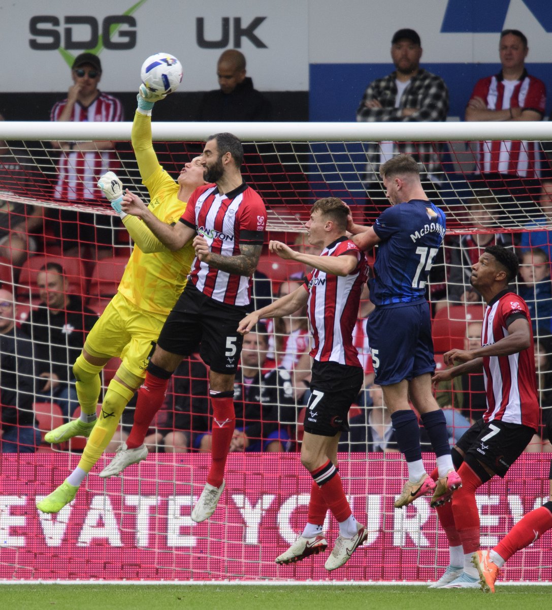 LincolnCity_FC's tweet photo. 🧤 Wickens makes a great save to deny Maris.
⌚️ 70' | 🔴 1-0 🔵 | #LINMAN https://t.co/inE5QgGS7X