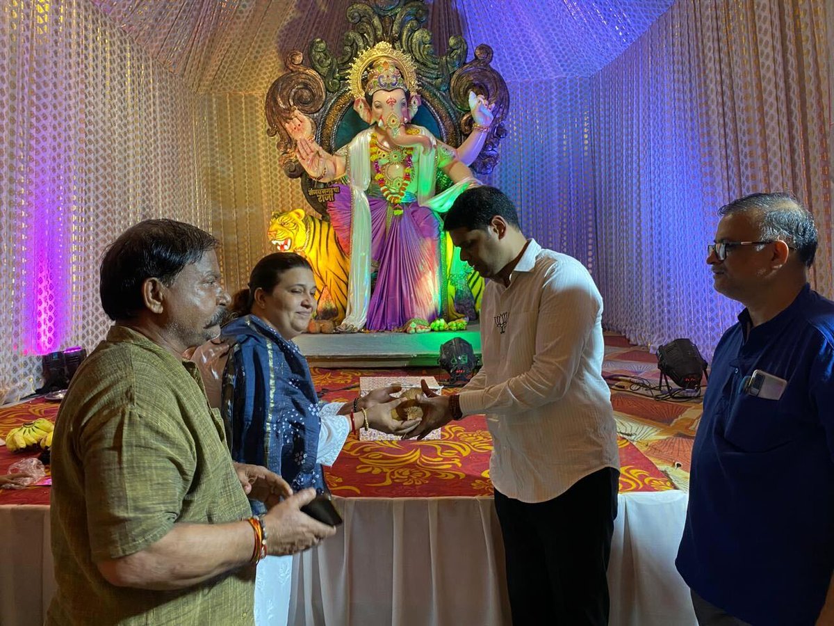 niranjandtweets's tweet photo. बाप्पा मोरया! 

आज मुंब्रा येथील संजय नगर चा राजा या  सार्वजनिक गणेशोत्सव मंडळाला भेट देत तिथे विराजमान झालेल्या गणपती बाप्पाचे मनोभावे दर्शन घेतले आणि पूजन केले. गणरायाच्या आशीर्वादाने सर्वांच्या मनातील मंगल इच्छा पूर्ण होवोत, अशी प्रार्थना गणराया चरणी केली.

याप्रसंगी मंडळामध्ये दिसणारा उत्साह, भक्तीभाव आणि सामाजिक कार्याचा ध्यास पाहून मन प्रसन्न झाले. 

📍 मुंब्रा 
🗓️ ३० ऑगस्ट २०२५

#GanpatiBappaMorya #Ganeshotsav2025 #Thane #NirantarDhyas #NiranjanDavkhare