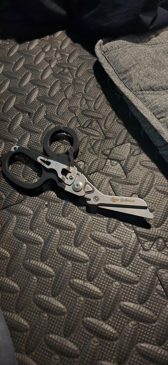 선물 받은 본디지 가위
닉을 각인