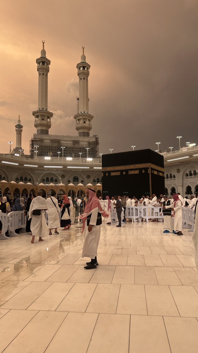 وإذا سَألت عَنِ الجمالِ فلنْ تَرى  
كجَمالِ مكّة والمزُون هَواطلُ