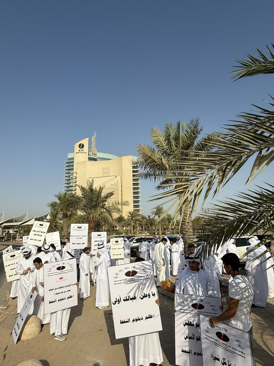 شي يحز بالخاطر لمن تشوف ربعك اللي درست وياهم وكنتوا مع بعض بنفس المشوار وكل شي ينقبلون وانت لا  ، والقهر زيادة ان مالك مكان الا هالقطاع وتنجح وتنرفض لييششش 💔💔!!

#١٨٦_فني_بانتظار_قبول_النفط