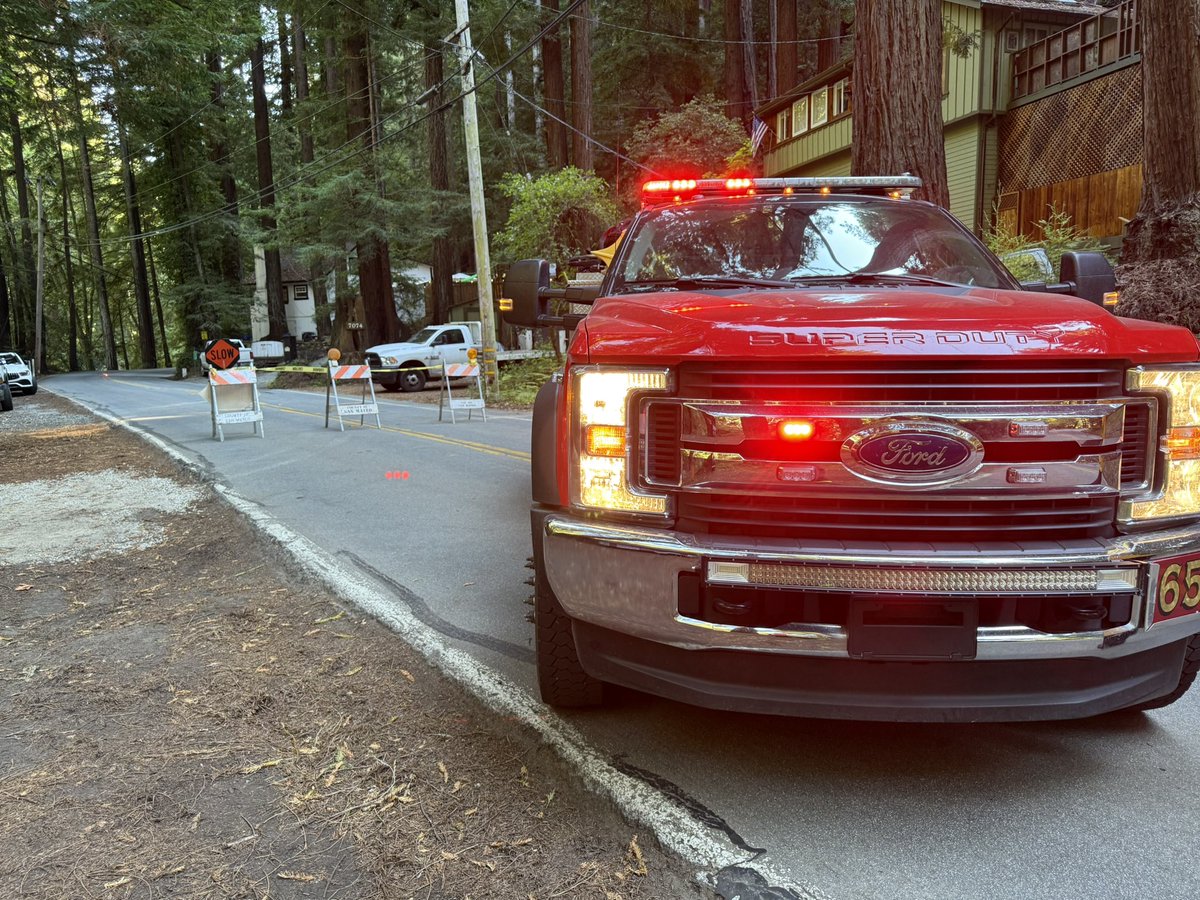 LomaMarFD's tweet photo. This week E655 responded to a tree into wires call we worked together with E59, PG&amp;E, Comcast, and County Roads to get the road clear and reopened as quickly as possible @PGE4Me @sanmateoco @CALFIRECZU https://t.co/oeHrUOWgGq