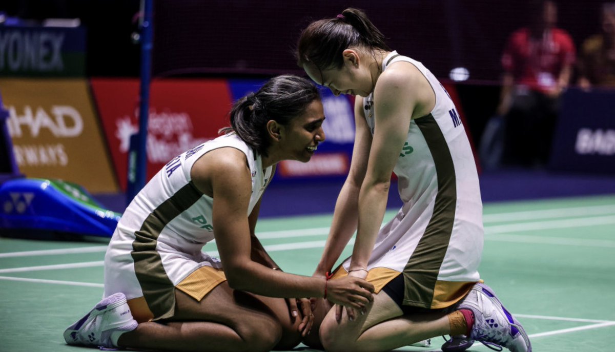 📸 WOW. What a lovely, lovely photo. ❤️👌🏽

Pearly Tan &amp; Thinaah Muralitharan, after becoming the first-ever women's doubles World Championships finalists from Malaysia. 🇲🇾