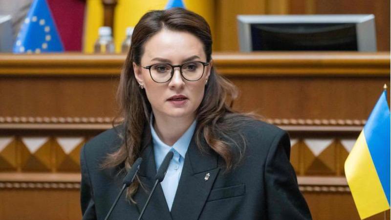 乌克兰总理尤利娅•斯维里坚科当地时间26日在社交平台上发帖称，乌克兰政府已更新跨越国境有关程序，决定允许18岁至22岁男性公民“不受限制地”跨越边境。

这戳破了很多关于乌克兰“强制征兵”的谎言。一个允许18岁至22岁青年离开的国家本身就是最好的证据。👍