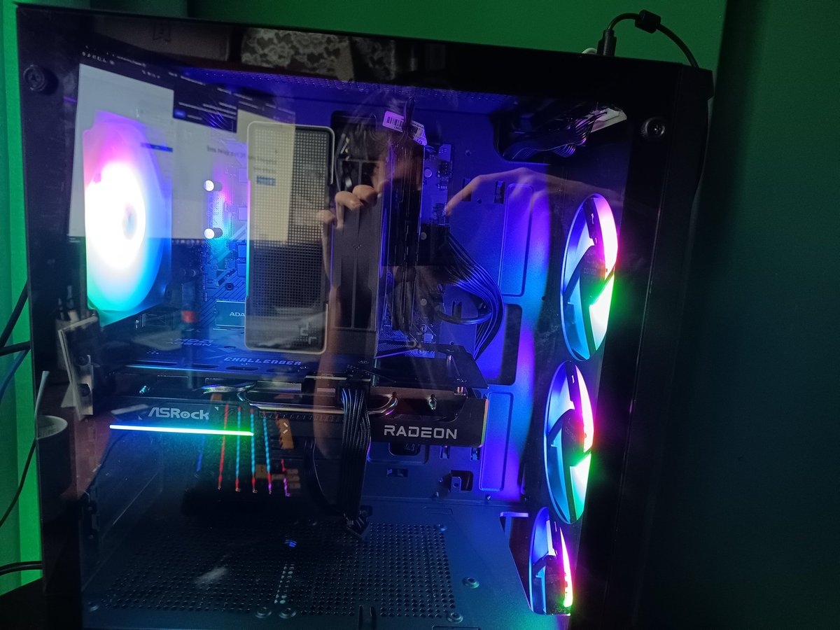 me olvidé de subirlo acá pero por fin llego la PC, 1 semana esperando a oca pero por fin está acá, hwrmosa