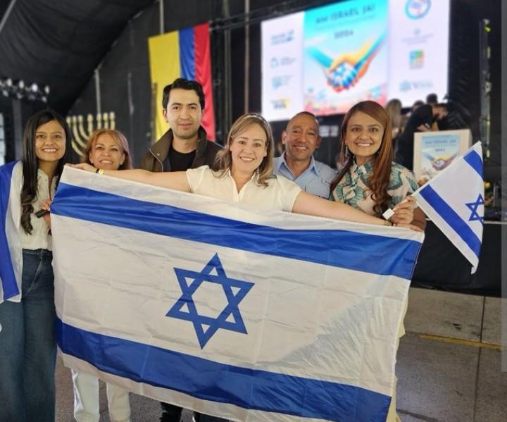 No creo ni mierda en el facho Daniel Briceño que llora hipócritamente el asesinato de Valeria Afanador mientras sonríe con la bandera del estado genocida de Israel que ha asesinado a más de 50.000 niños palestinos.