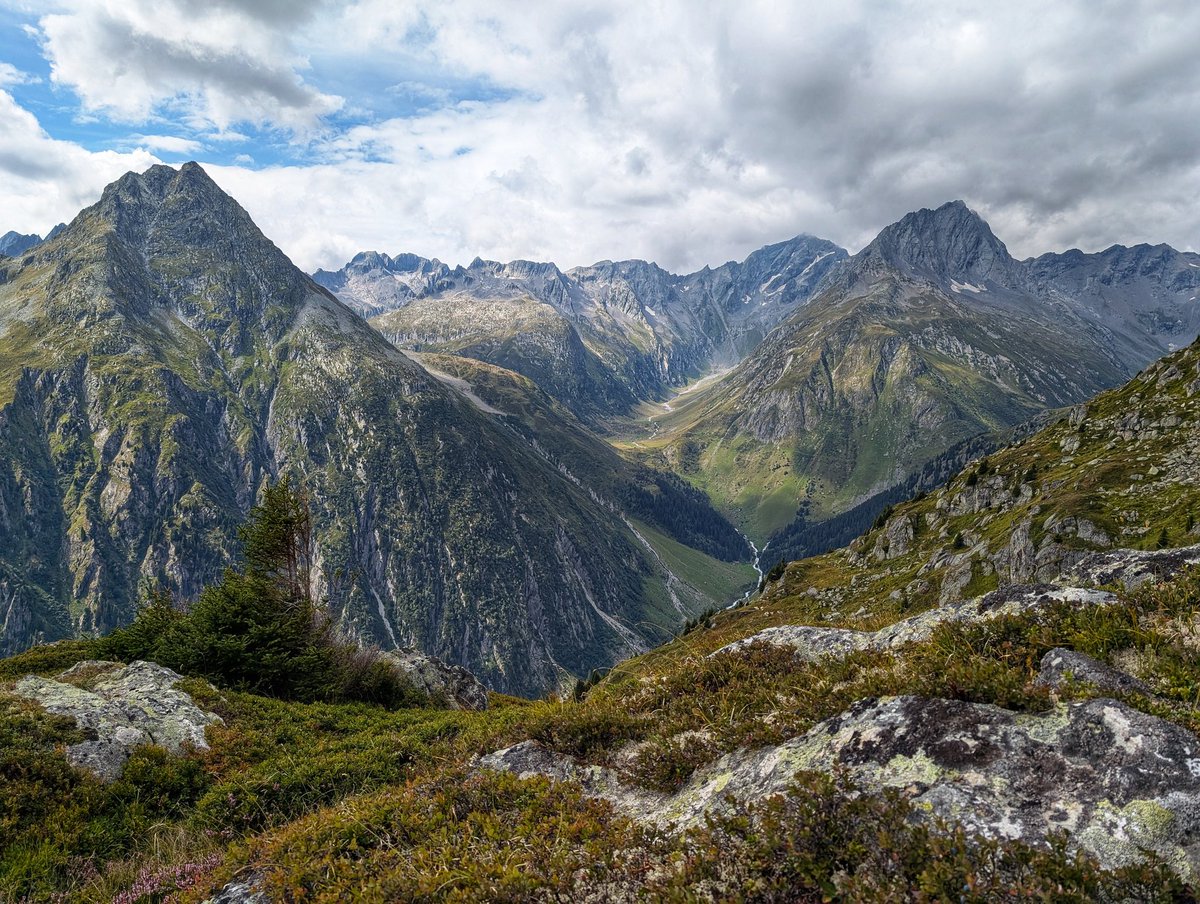 WorldHiker_'s tweet photo. Nice view into the valley, don't you think? https://t.co/8nuYJ7EpyM
