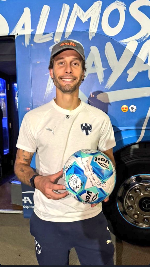 Tras su 1er Hat Trick en México, el Mejor 10 de La Liga Mx, El Mago Sergio Canales Madrazo, salió feliz con su balón autografiado por todos sus compañeros.

👏🏼👏🏼👏🏼
⚽️⚽️⚽️
💙💙💙

#ArribaElMonterrey