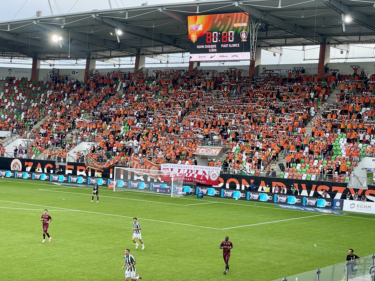 krzych_l's tweet image. Przed rozpoczęciem meczu minuta ciszy poświęconą pamięci Witolda Parchimowicza prezesa Zagłębia Lubin w latach 1978-90, Bohaterom poległym podczas „Zbrodni Lubińskiej” sierpień 82 oraz kibica ZL Roberta Madeja. 
Przodek z dopingiem od 15 minuty Cześć i chwała Bohaterom! #ZAGPIA