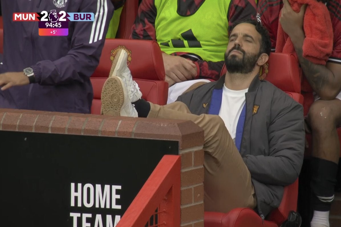 Ce mec est tellement drôle mdrrr pendant le penalty décisif qui allait décider de son sort hahahaha