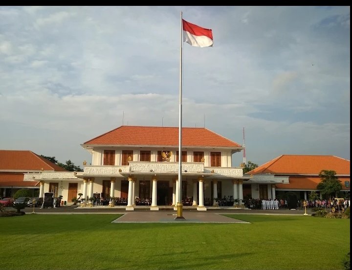 <a href="/barengwarga/">Bareng Warga - #BebaskanKawanKami</a> Ngga ngga ga mungkin dibakar massa. Sebagai orang Surabaya dari lahir dan pernah sekolah depan grahadi, jarak antara luar grahadi ke gedungnya itu jauh. Grahadi sendiri ga gampang dimasukin orang biasa apalagi kalo ada demo begini.

Nah make sense ga massa bakar gedung begini?