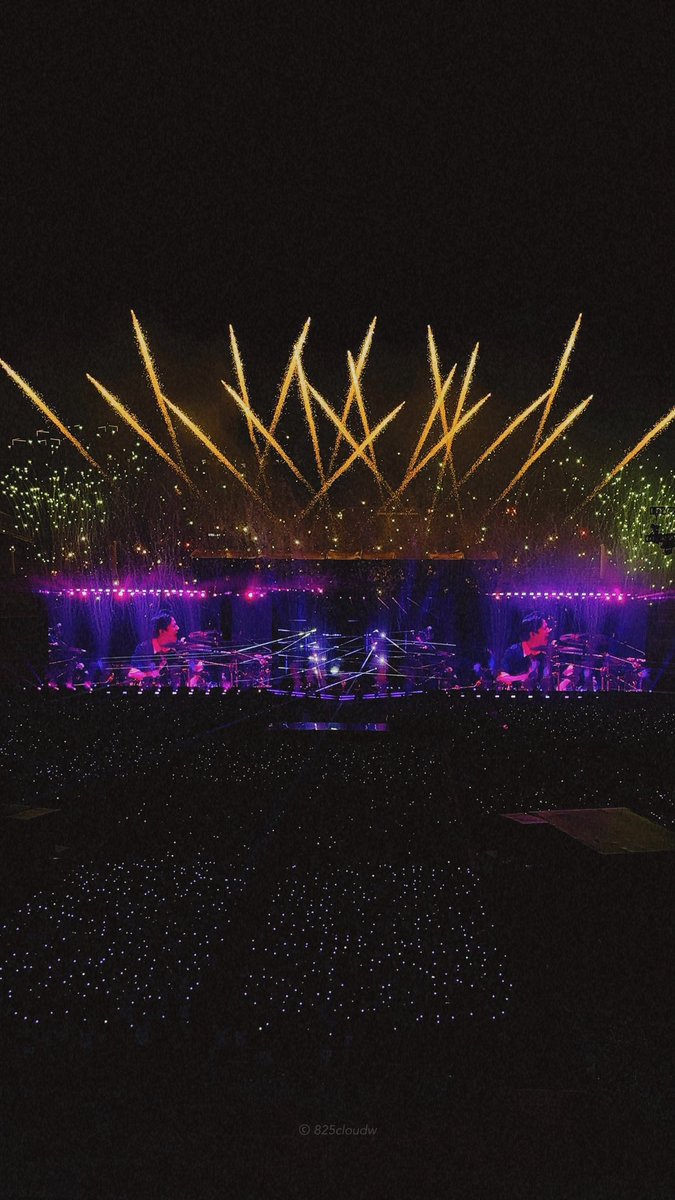 250830 DAY6 The DECADE 

3층에서 담아본 🎇
너무 아름다운 순간이였네요 .. ♥︎ 

#데이식스 #도운