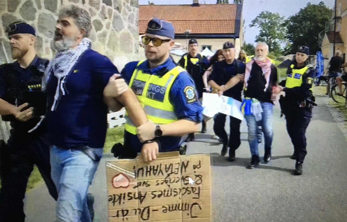 MadeleineD71600's tweet image. Antisemitiska slagord, hitlerhälsning, störande av allmän sammankomst, ofredande var några av brotten tre motdemonstranter gjorde sig skyldiga till i #sölvesborg när Jimmie Åkesson höll sitt traditionella sommartal inför en stor församlad skara. - &quot;Inga nazister på våra gator&quot;.