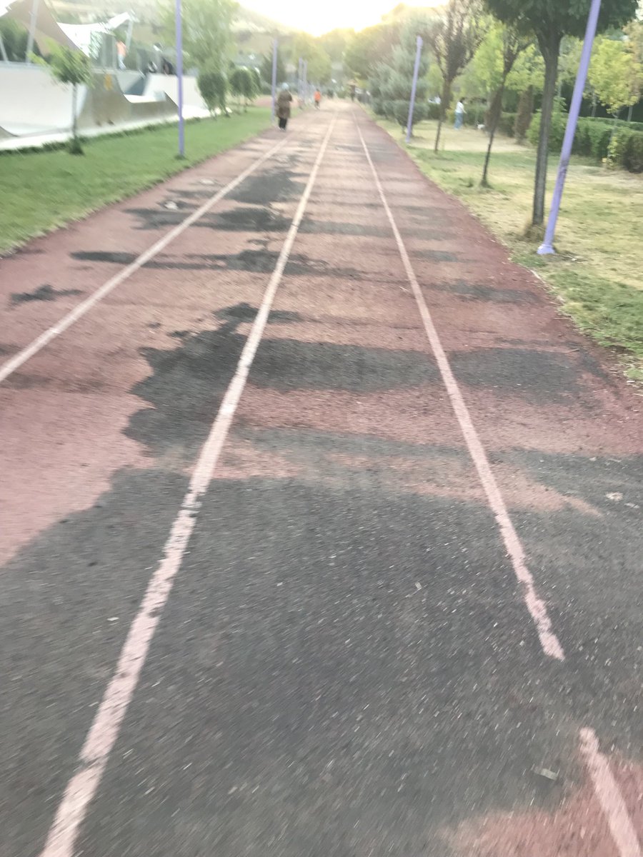 Hadi imkanı olan kendini atsın dışarı, park, bahçe, dağ taş. Yürüyelim, biraz ter atalım, nefes alalım.

Birde bişey diyeceğim. Böyle yalnız kalınca, yürürken falan, sadece ben mi kendi kendime konuşuyorum. 
Sizde de oluyor mu? Bildiğin kafama bişeyler takılıyor ve konuşuyorum🤦‍♂️