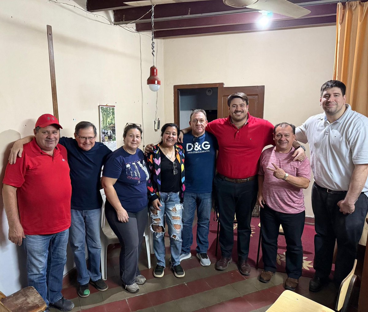 Movimientos en la capital 🚩
El precandidato a concejal por Asunción, Coyote Martínez Seifart, se reunió en la Seccional 33 con Don Aquino y las hermanas Wottrich, referentes de la zona, en apoyo a su proyecto político. Inicia así sus visitas y diálogos en barrios de la capital.