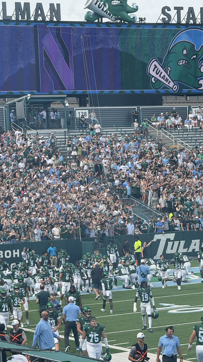 Students showed out! 🌊 🏈 <a href="/GreenWaveFB/">Tulane Football</a>