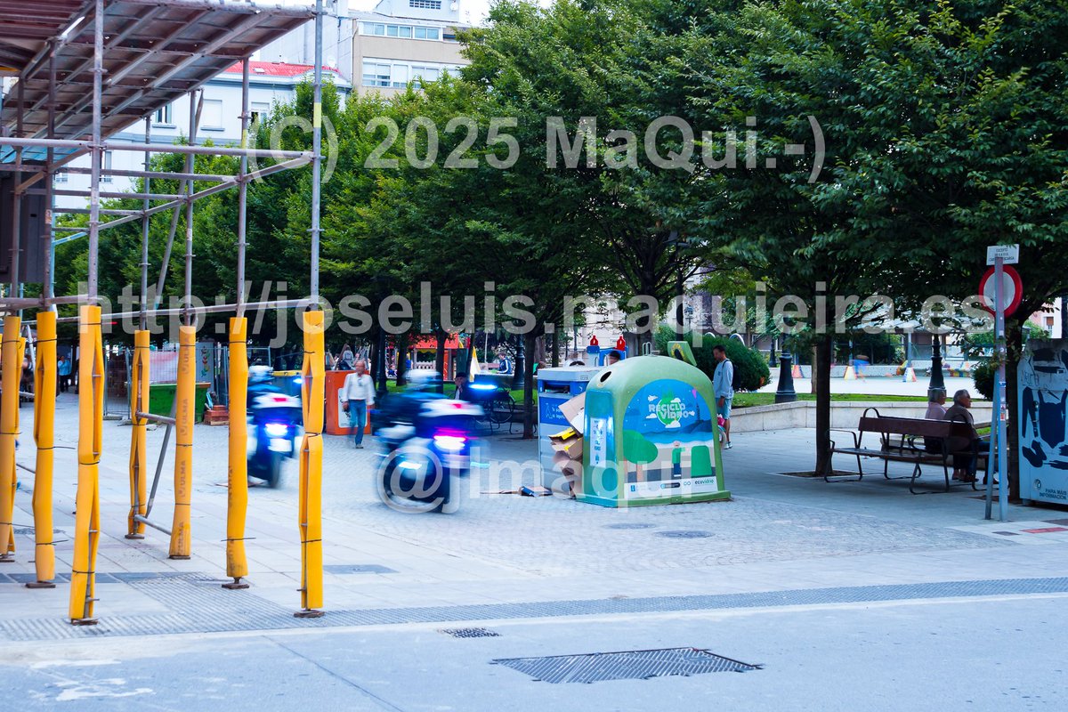 Es curioso ver a los miembros de la <a href="/Policia_Coruna/">Policía Local A Coruña</a> circulando por una zona peatonal de patrulla, y no multar a los q incumplen ordenanzas de ocupación de la vía pública; no es dejar 2m de ancho de paso como alguno cree ... ¿ Serán ordenes de Inés Rey ?