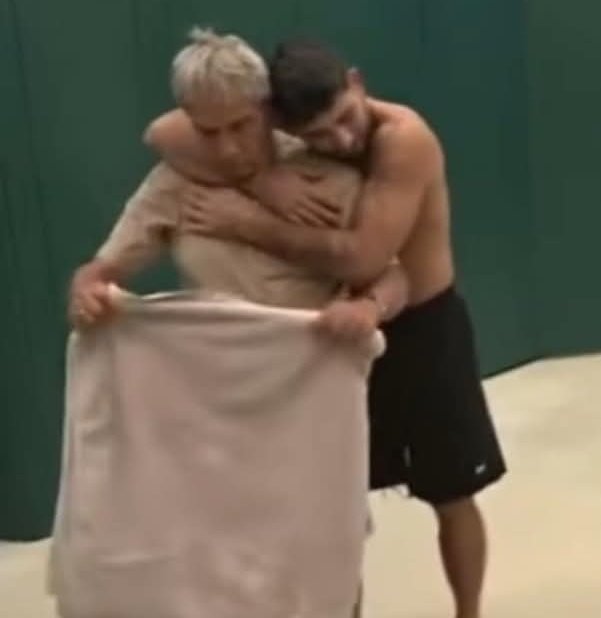 יוסי עם מגבת וסמרטוט