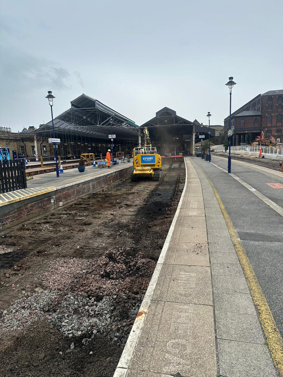 theTRUpgrade's tweet photo. Work continues in #Huddersfield & #Deighton as engineers remove the old tracks and demolish the platforms ⚒️
Customers can still get to where they need to be via diversionary routes or buses, and extra staff are on hand to support 🙏
Please check @nationalrailenq for the latest information 📲