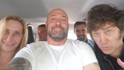 Los lenguaraces del gobierno dicen "es muy grave que hagan inteligencia en la Rosada". Saben del tema con el presupuesto que adjudicaron a la SIDE para espiarnos.
 
Y se hacen los boludos con lo que dicen los audios: "la Suizo paga el 8%, Karina se lleva el 3%, Lule el 2%.."
Fin