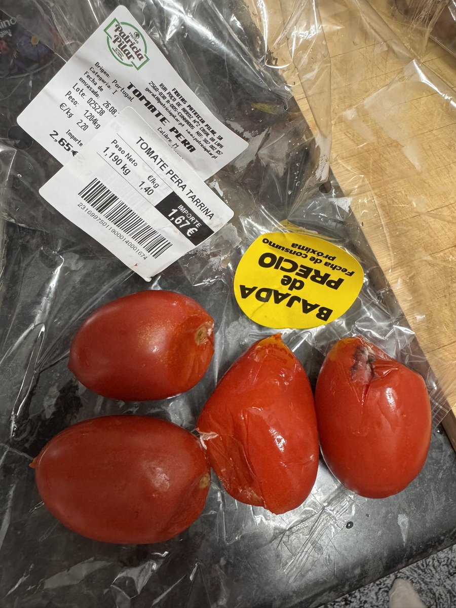 MrFatale's tweet photo. @Mercadona recién llegando de comprar en el Mercadona de Julián Camarillo en Madrid y me vino con sorpresa 😮 4 bellos tomates podridos colocados estratégicamente discretos para que no se notaran. https://t.co/b9QLtU6gft
