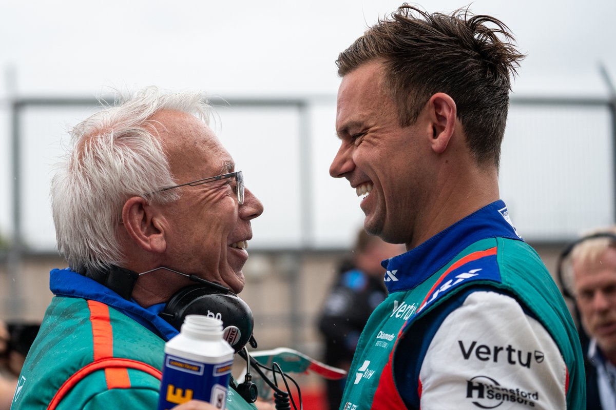 TomChilton_'s tweet image. Back on POLE for the first time since 2011! 💥

After a wet session at Donington Park GP, we’ve put the car exactly where it belongs and I can’t wait to go racing tomorrow.

#BTCC #EXCELR8 #TeamVERTU #birch @VertuMotors @Excelr8M