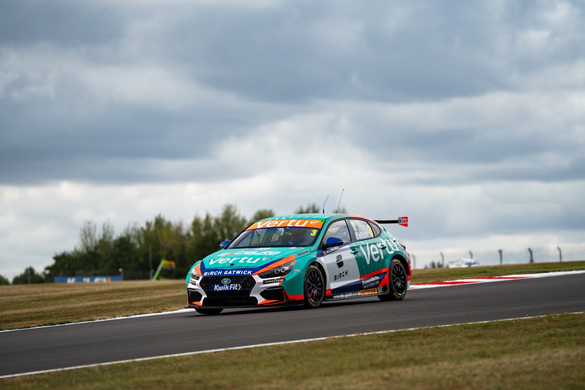 TomChilton_'s tweet image. Back on POLE for the first time since 2011! 💥

After a wet session at Donington Park GP, we’ve put the car exactly where it belongs and I can’t wait to go racing tomorrow.

#BTCC #EXCELR8 #TeamVERTU #birch @VertuMotors @Excelr8M
