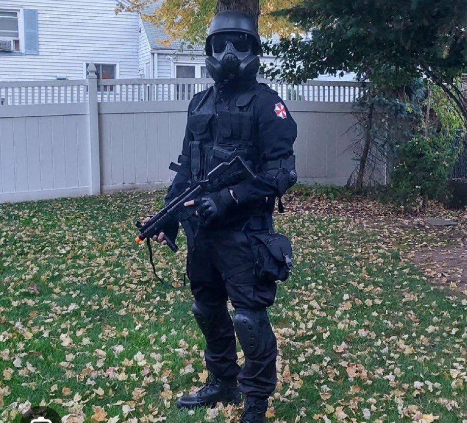 Dexerto's tweet image. A 16-year-old in cosplay was arrested near Chelsea football stadium after being mistaken for a suspected shooter due to his imitation gun

It&apos;s believed he was traveling to the London Anime &amp;amp; Gaming Con, taking place nearby