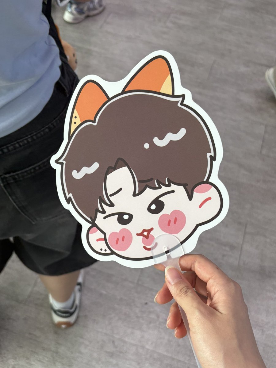 아무것도 없이 더위 먹은 내가 너무 안쓰러웠나봐 지나가시는 분이 부채 쥐어주고 가심