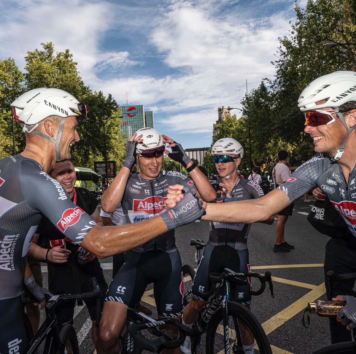 AlpecinPT's tweet image. Jasper the Master! 💥 

Second stage victory at @lavuelta, taking the win in stage 8 to Zaragoza, once again after brilliant work on the road from the teammates. Congrats team, congrats Jasper!

📸 Mr.Pinko &amp;amp; @PhotoNewsBe 

#AlpecinDeceuninck