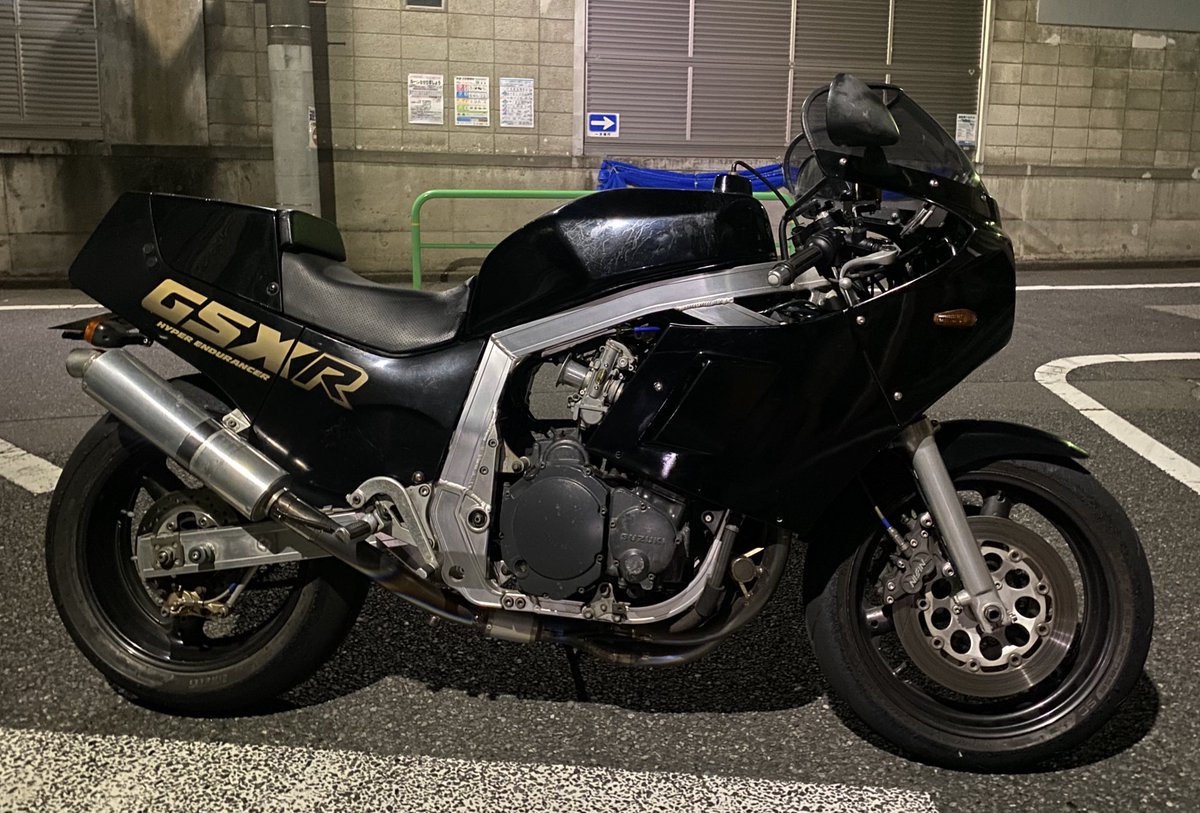 久しぶりの夜走り楽しかったです
海ほたる🅿️は色々な車文化のカオス状態でした
油冷の楽しさを再確認👍