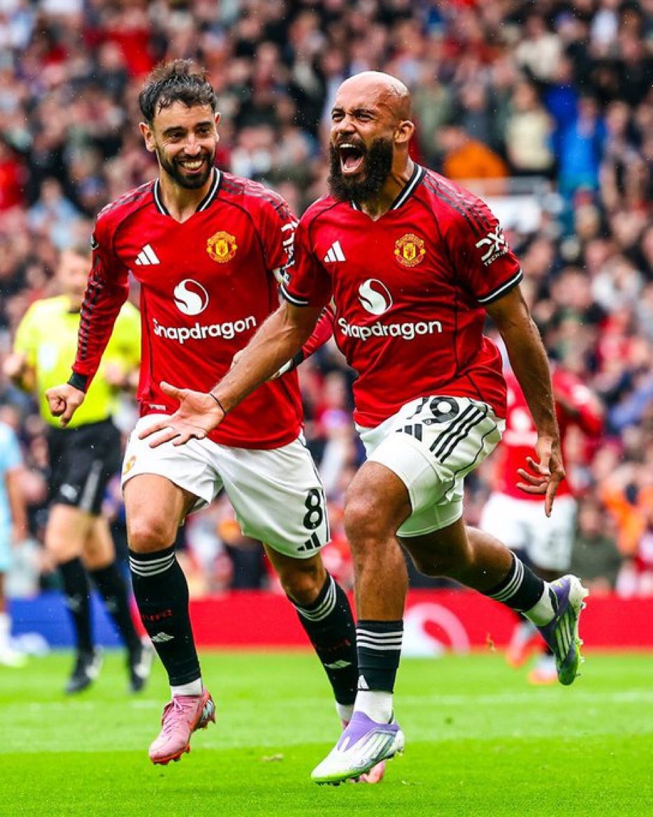 Godwinuchm's tweet image. 🚨 Calling all Manchester United fans! 🚨 Let&apos;s show some LOVE for our captain, Bruno Fernandes, after his 🔥 performance! ❤️ Like &amp;amp; repost to appreciate his brilliance! 🌟 And to the haters? Time to apologize as LOUD as your doubts! 😤 #MUFC #BrunoFernandes #RedDevils