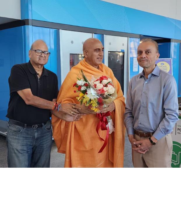 मुझे जूनापीठेश्वर <a href="/AvdheshanandG/">Swami Avdheshanand</a> आचार्य महामंडलेश्वर अवदेशानंद गिरि जी महाराज का JFK एयरपोर्ट पर स्वागत करने और उनका आशीर्वाद लेने का सौभाग्य प्राप्त हुआ।पूर्व मे 
टाइम्स स्क्वॉयर पर योग शिविर मे भी उनके सानिध्य में सहभागी होना मेरे लिए अद्भुत अनुभव रहा।
पिछली बार मेरे घर को उनके