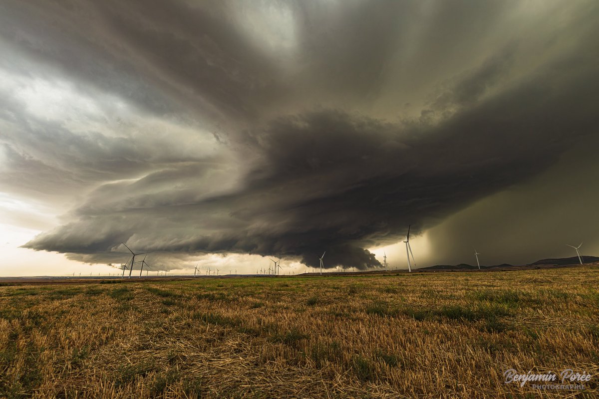 Benjaminphoto44's tweet image. Potente #tormenta supercelular sahariana en la meseta sur del Ebro, en la región de Campo de #belchite , #aragon  27 de agosto de 2025

#supercelula #granizo