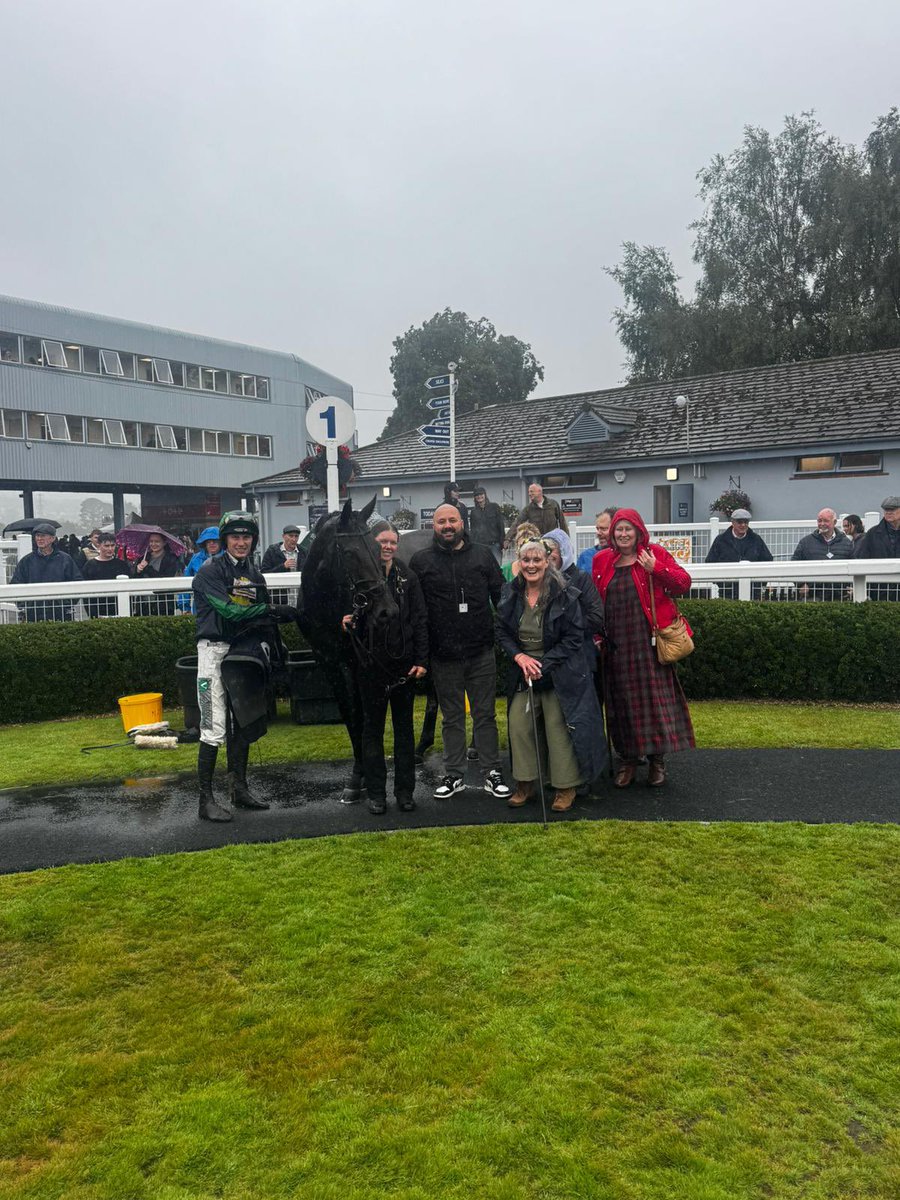 Great to get a winner this afternoon <a href="/NewtonAbbotRace/">Newton Abbot Races</a> with Queens Venture winning by a short head. 
Congratulations to winning connections of the Winter Gold 4 Syndicate. Top work Tristan Durrell 💪🏼👏🏻