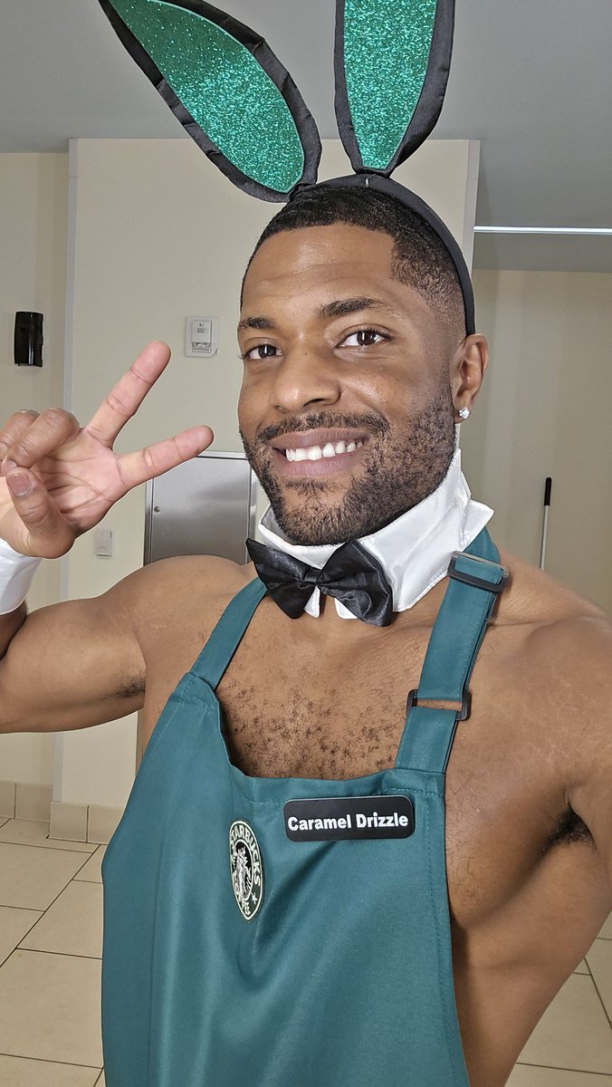 DJCroft_'s tweet image. Starbucks Bunnies ✨️🐰 at Dragon Con! Want some caramel drizzle 🍫  #bunnyhutch #Starbucks #dragoncon #dragoncon2025 #dragonconcosplay #cosplay #caramel #candy