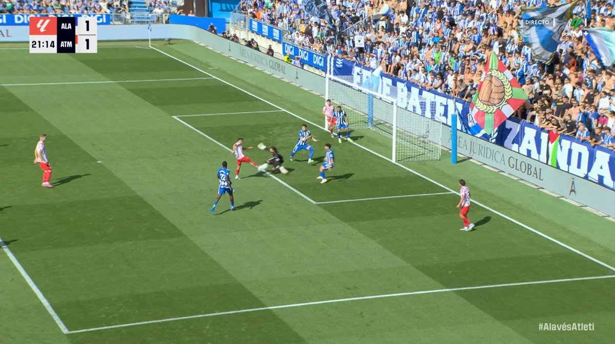 tjcope's tweet photo. 🚨 ¡ERROR del VAR! Han concedido el gol 0-1 de Giuliano Simeone en el Alavés - Atleti habiendo fuera de juego

💥 @pedritonumeros: "Es un fuera de juego muy claro"

👉🏻 El argentino está por detrás de Sivera y solo hay un rival detrás del jugador del @Atleti 

#AlavesAtleti https://t.co/GbZFRbPbAe