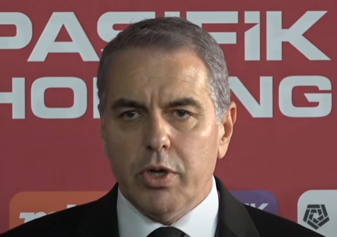 futbolarena's tweet photo. SON DAKİKA - Galatasaray Genel Sekreteri Eray Yazgan: "Kerem Aktürkoğlu'nda önceliğik hakkımız bulunuyor. Benfica, Kerem Aktürkoğlu ile ilgili teklifleri önce bize sunmak zorunda. Dün Benfica bize Fenerbahçe'nin teklifini detaylı şekilde iletti. 5 iş günlük süre, Cuma günü doluyor ve Avrupa listesine yazma süreci geçmiş oluyor. Fenerbahçe'nin bu gerçeklikten habersiz bu süreci götürmüş olmasını şaşkınlıkla takip ettik."