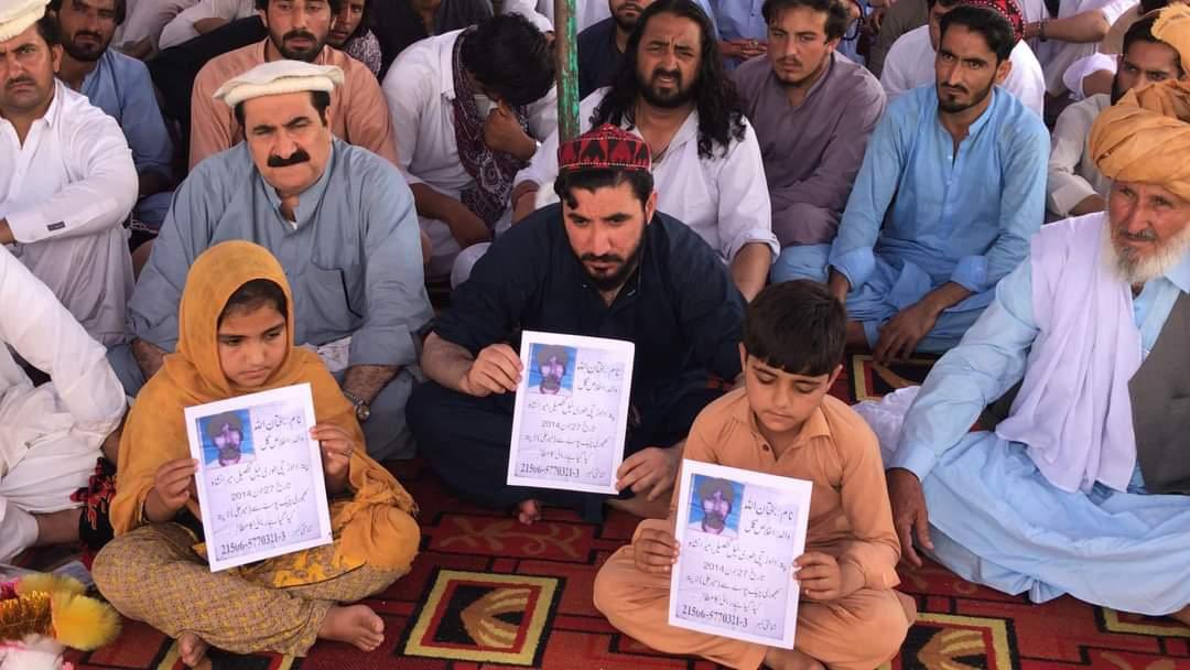 آج جبری گمشدگیوں کا عالمی دن ہے اور پاکستان اس غیرانسانی جرم سے شدید متاثرہ ملک ہے اور اسکی سب سے بڑی وجہ عوام کی خاموشی اور مجرم پاکستانی فوج کا خوف ہے لہذا سب سے اہم اس خاموشی کو ختم کرنے اور اس جرم میں ملوث پاکستانی فوج کا خوف توڑنے کی ضرورت ہے
#PashtunMissingPersons