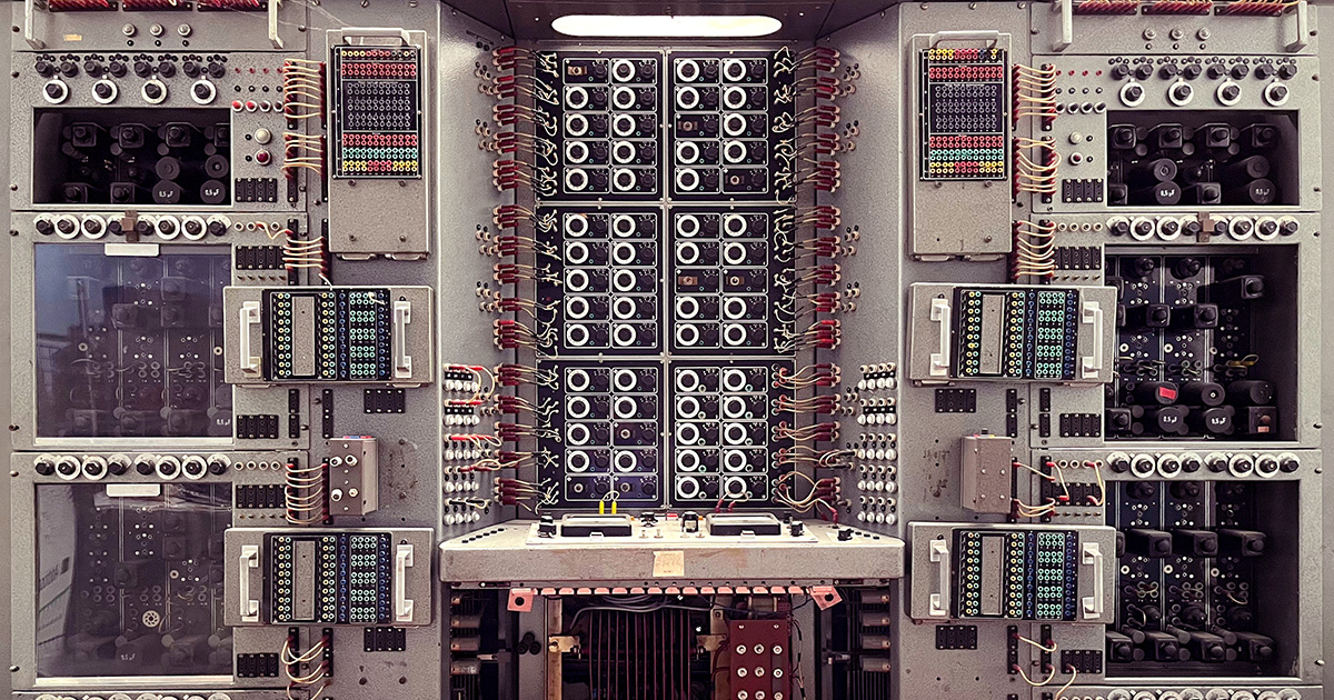 QuantaMagazine's tweet image. Long before the binary 0s and 1s of digital computing, analog computers measured the tides, calculated the position of the planets, and predicted eclipses. quantamagazine.org/what-is-analog…